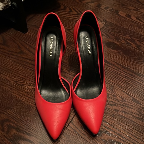 Red heels , wore twice . Goes well with black dress or skirt - Picture 2 of 2